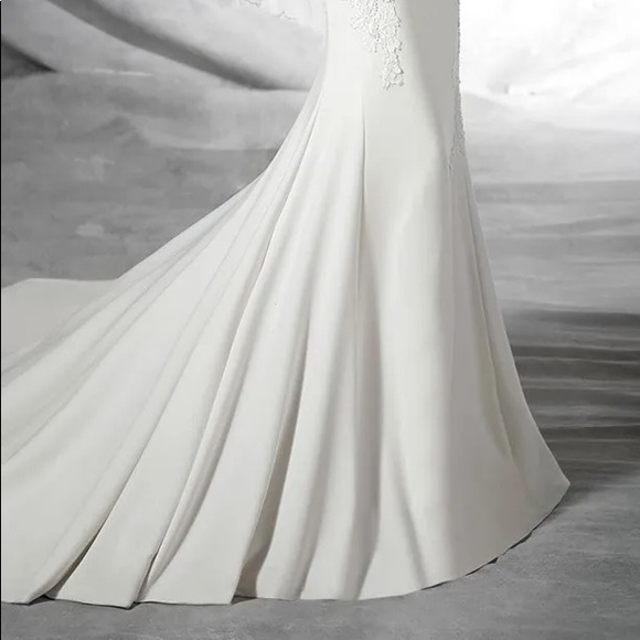 ✨Pronovias Wedding Dress • Atelier 2016 Collection ✨ - Picture 2 of 16